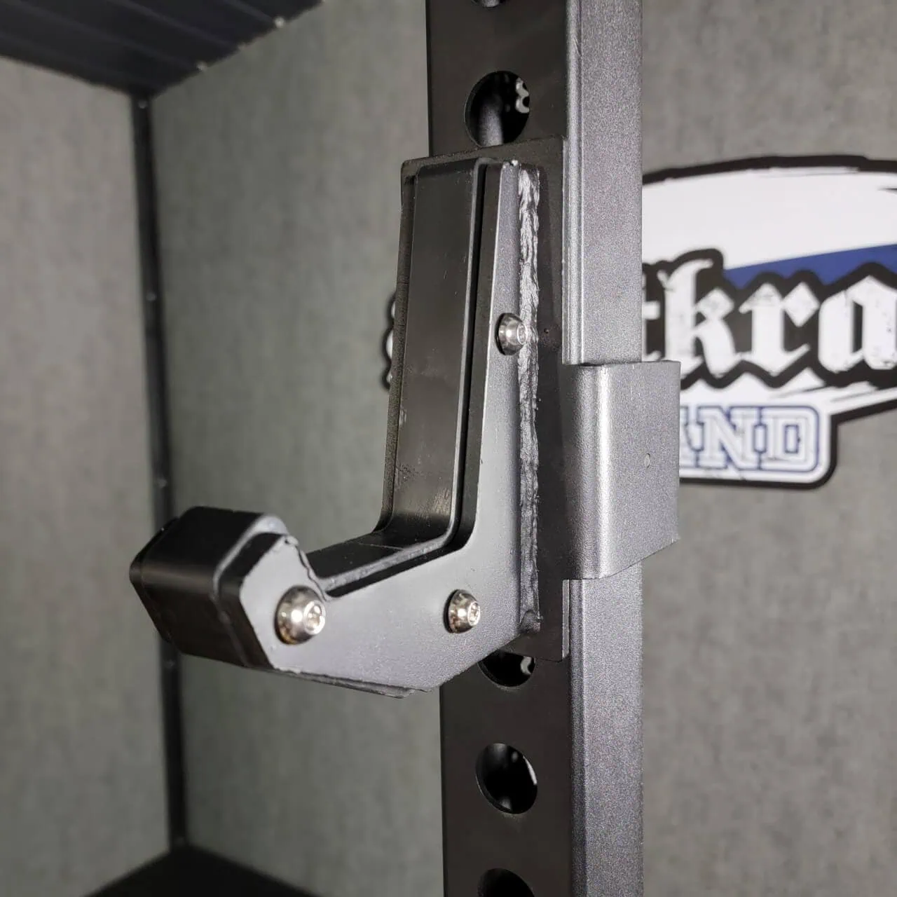 Hyllykkökiinnike mustalla pinnalla