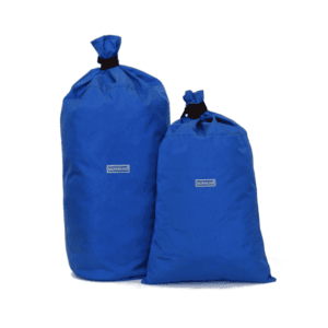 Kaksi erikokoista sinistä vedenpitävää säilytyspussia retkeilyyn ja matkavarusteiden suojaamiseen.