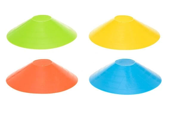 Värikkäitä harjoituskartioita eri väreissä.