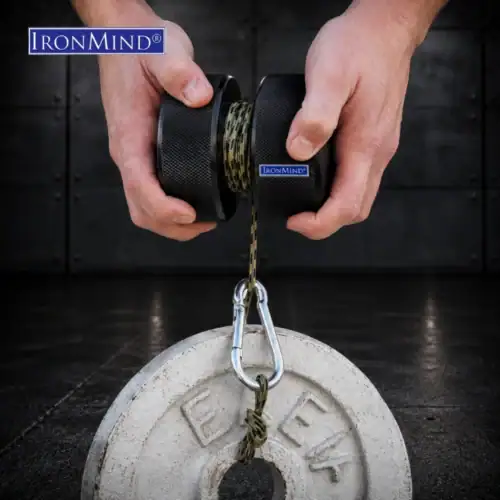 Alkuperäinen amerikkalainen IronMind Twist Yo' Wrist -rannerulla. Pakkaus sisältää järeän 10 cm halkaisijalla varustetun rullan, vahvan nylonköyden sekä kestävän karabiinihakan pikalukitukseen.