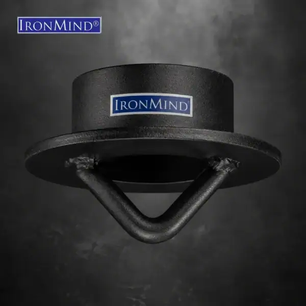 Teollisuuslaatuisesta paksuseinäisestä teräksestä valmistetussa IronMind Hubissa on järeä, käsin hitsattu kiinnityssilmukka äärimmäistä vetolujuutta varten.