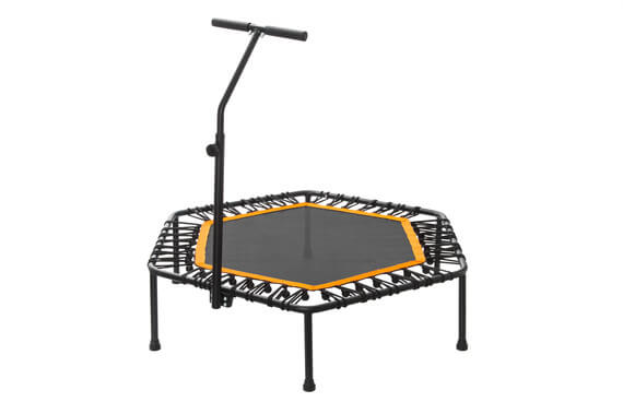 Kuusikulmainen oranssireunainen mini fitnesstrampoliini kahvalla kotikäyttöön ja sisätreeniin.