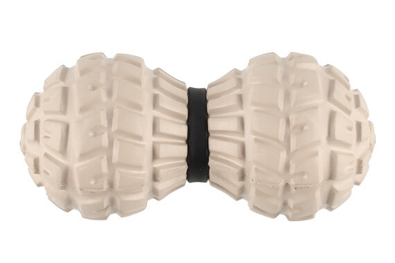 Kestävä valkoinen koiran purulelu käsipainon muodossa, kuminen ja teksturoitu pinta.