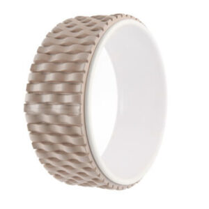 Elegantti beige aaltoilevasti kuvioitu rannekoru valkoisella sisäpinnalla, moderni ja tyylikäs asuste.