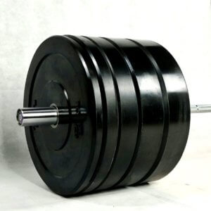 Painonnostotanko ja mustat bumper-levypainot voimaharjoitteluun ja kuntosalille.