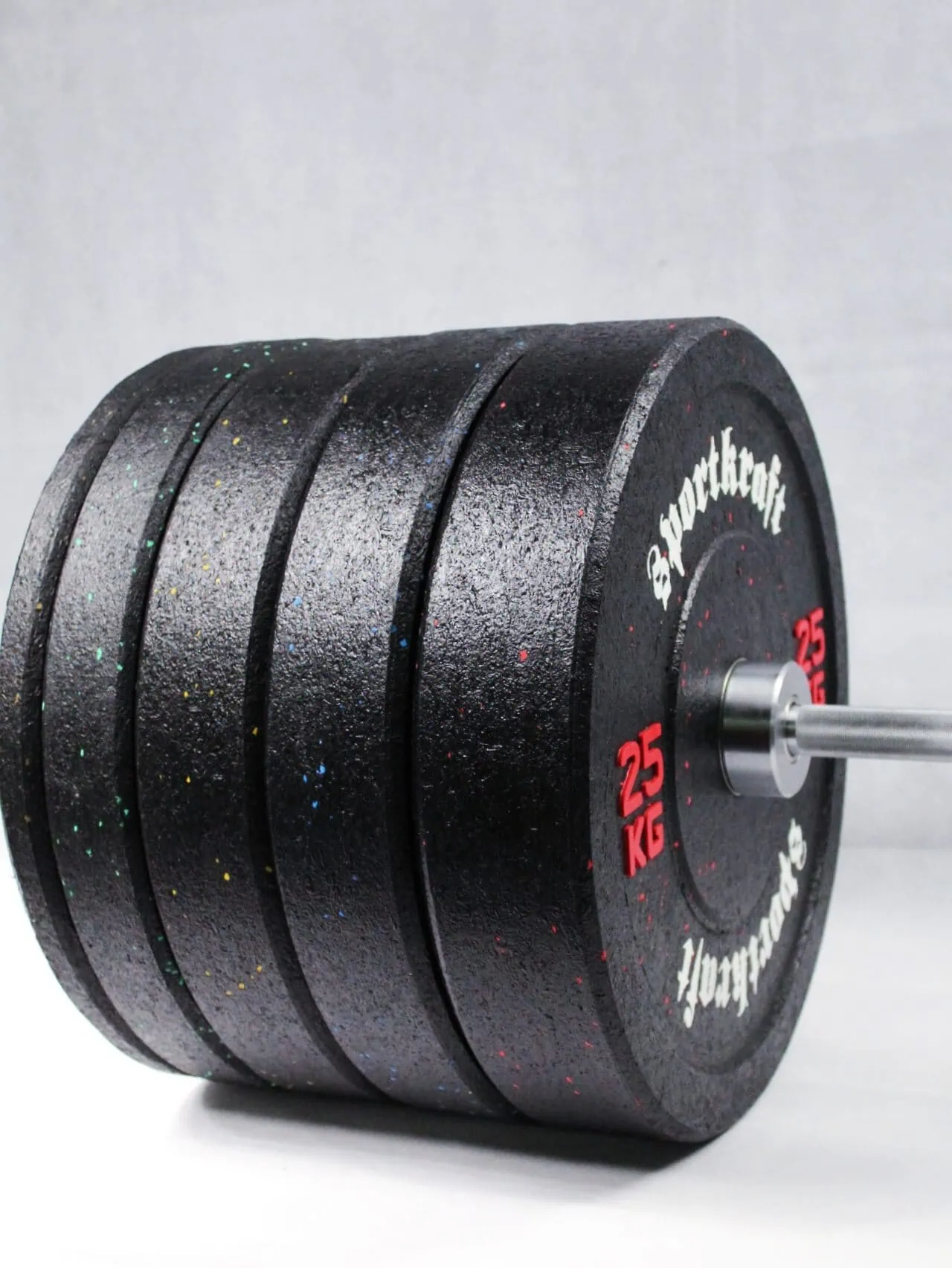 25 kg musta kumipainolevy punaisilla merkinnöillä ja metallikeskiöllä voimaharjoitteluun.