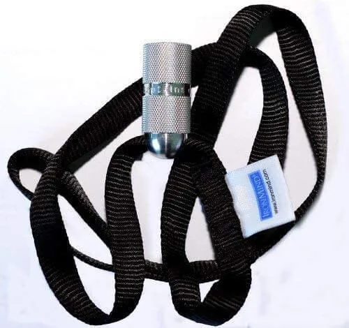 Alumiininen kestävyysharjoitteluväline mustalla nailonhihnalla, suunniteltu voimaharjoitteluun ja otteen kehittämiseen.