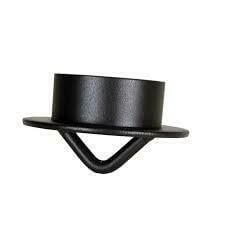 Musta metallinen otevoimakahvan kiinnitysrengas voimaharjoitteluun ja varusteiden kiinnitykseen.