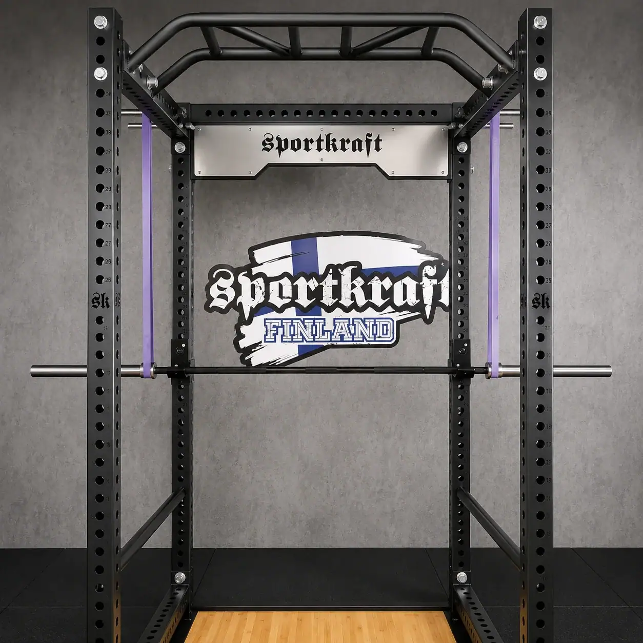 Violetit SportKraft Light vastuskuminauhat viritettynä hangbar-asennukseen power rack -telineessä levytangon keventämistä varten.