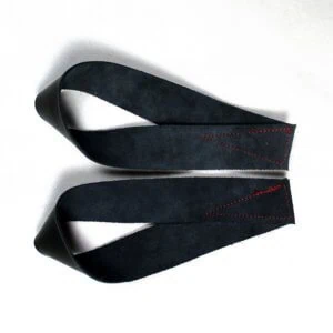 Tyylikkäät mustat painonnostoremmit punaisilla tikkauksilla voimaharjoitteluun ja kuntosalille.