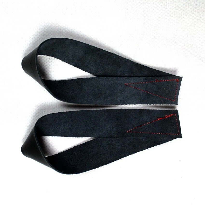 Tyylikkäät mustat painonnostoremmit punaisilla tikkauksilla voimaharjoitteluun ja kuntosalille.