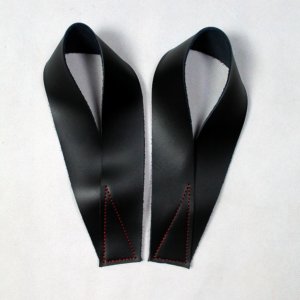 Tyylikkäät mustat painonnostoremmit punaisilla tikkauksilla voimaharjoitteluun ja kuntosalille.