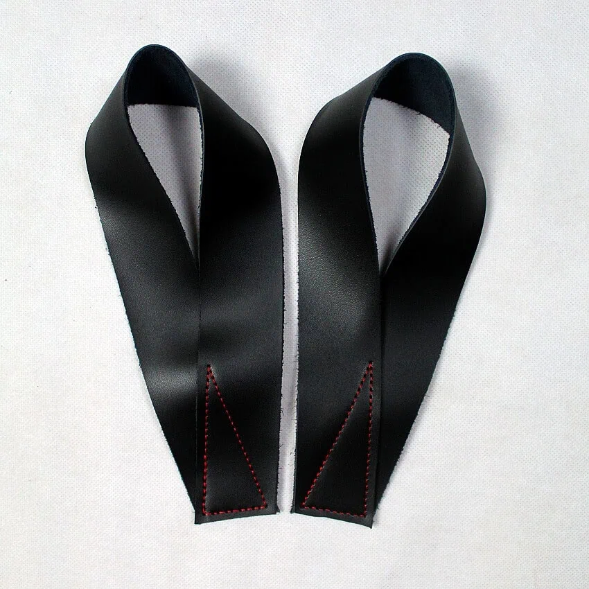 Tyylikkäät mustat painonnostoremmit punaisilla tikkauksilla voimaharjoitteluun ja kuntosalille.