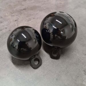 Kiiltävät mustat SportKraft otevoimapallot kahdessa koossa vaalealla taustalla.