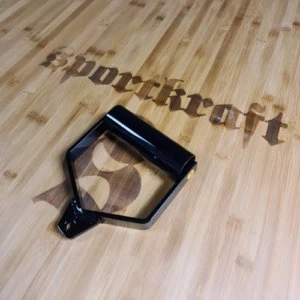 Musta Sporkkraft-keittiötyökalu bambualustalla, moderni ja tyylikäs keittiövaruste.