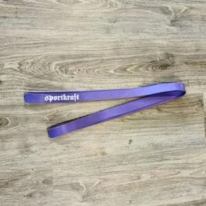 Violetti Sportkraft vastuskuminauha puulattialla kotitreeniin ja lihaskuntoharjoitteluun.
