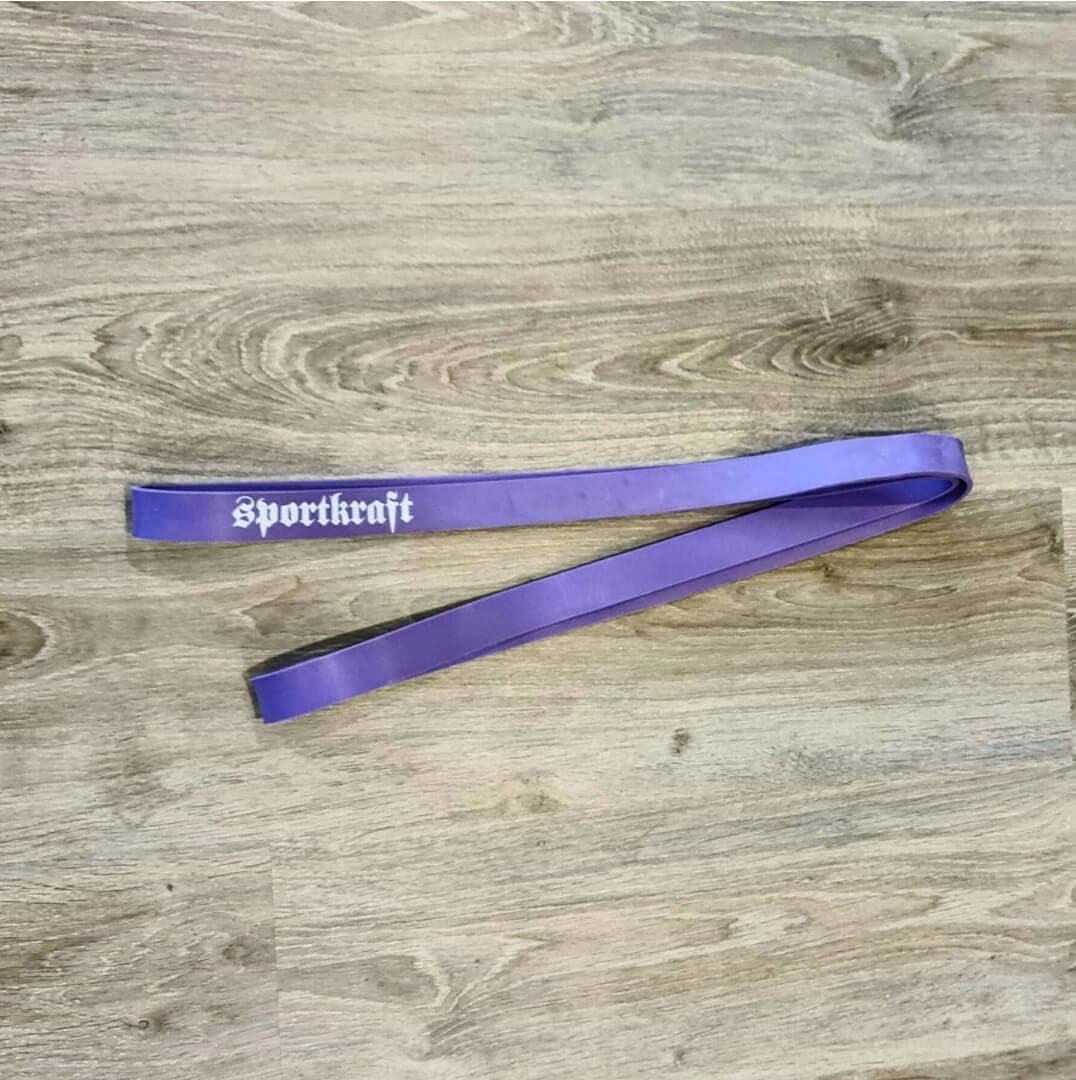 Violetti Sportkraft vastuskuminauha puulattialla kotitreeniin ja lihaskuntoharjoitteluun.
