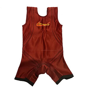 Punainen kilpa-asu oranssilla logolla, suunniteltu nopeuteen ja urheilusuorituksen tehostamiseen.