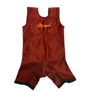 Punainen kilpa-asu oranssilla logolla, suunniteltu nopeuteen ja urheilusuorituksen tehostamiseen.