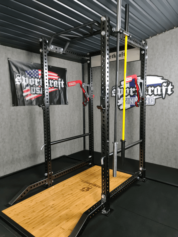 Kestävä musta power rack ja puinen nostolava ammattimaiseen voimaharjoitteluun.