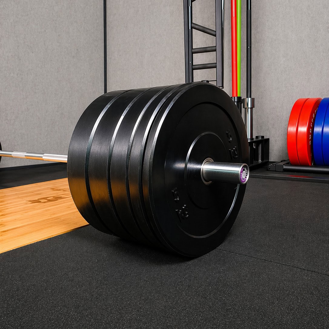 SportKraft musta bumper-levypainosarja lastattuna levytankoon nostoalustalla
