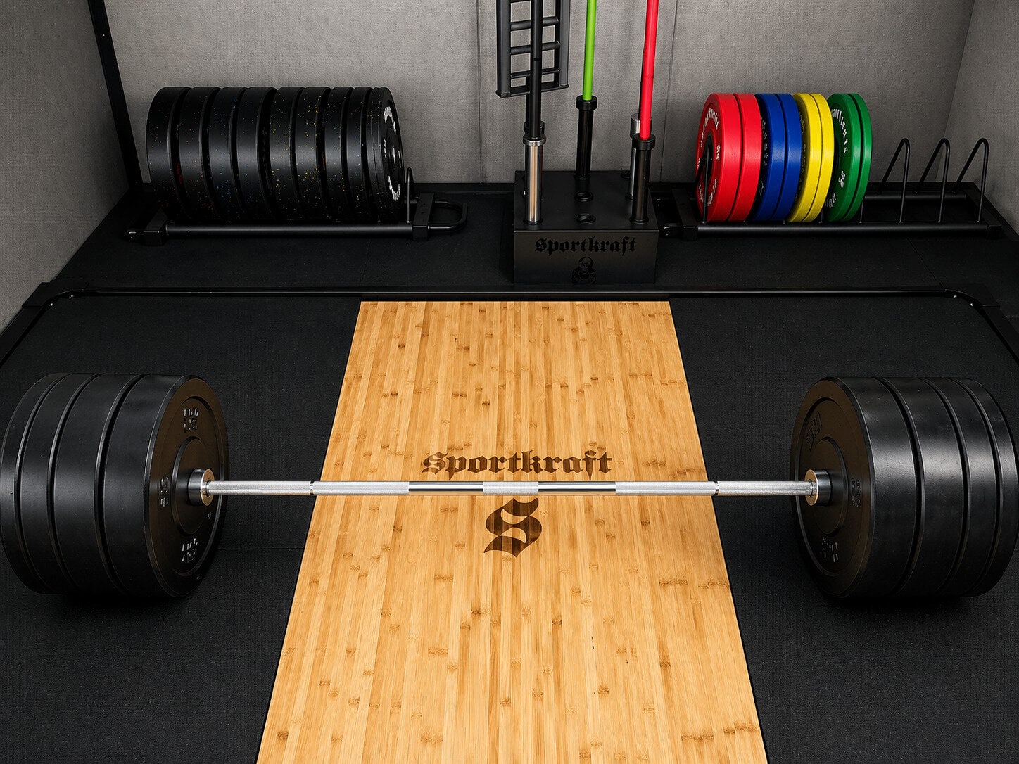 Täydellinen SportKraft nostopaikka sisältäen mustan bumper-levypainosarjan ja puisen nostolavan