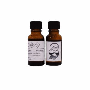 Kaksi meripihkanväristä lasipulloa mustilla korkeilla ja moderneilla etiketeillä harmaalla taustalla.