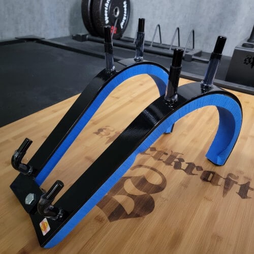 SportKraft musta-sininen etukyykkylaite voimaharjoitteluun kotisalissa