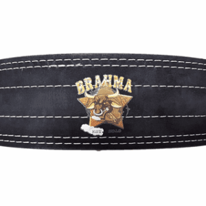 Musta Titan Brahma 13mm nahkainen voimavyö valkoisin tikkauksin ja kultaisella logolla.