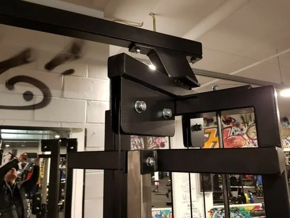 Kuntosalilaitteen yksityiskohta.