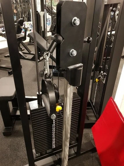 Kuntosalin painoharjoitteluvarusteet.