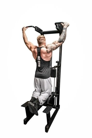 Mies tekee leuanvetoa kuntosalilla.