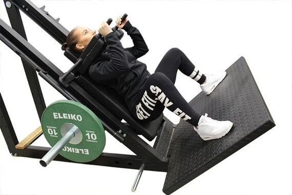 Nainen treenaa jalka- ja pakaralihaksia