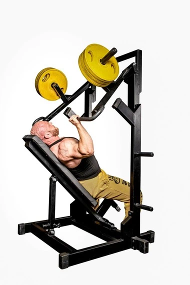 Mies nostaa painoja kuntosalilla.