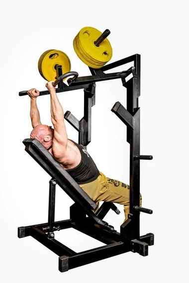 Mies treenaa painonnostoa laitteella.