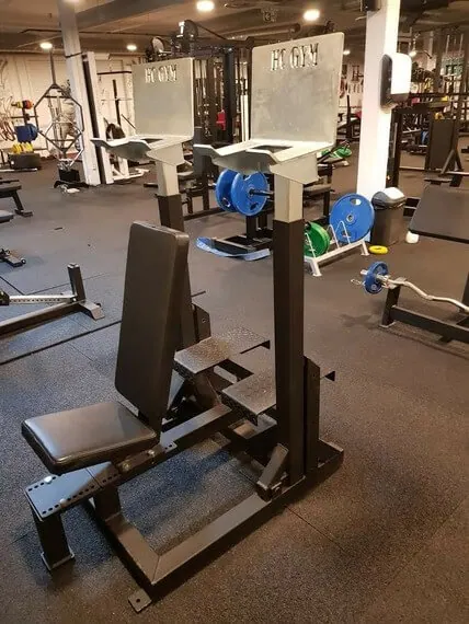 Kuntosalilaite, jossa istuin ja tuki.