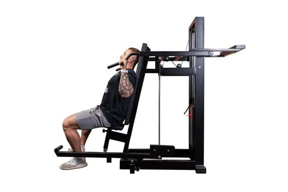 Mies harjoittelee kuntosalilaitteella.