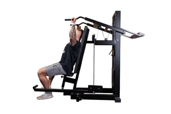 Mies harjoittelee kuntosalilaitteella.