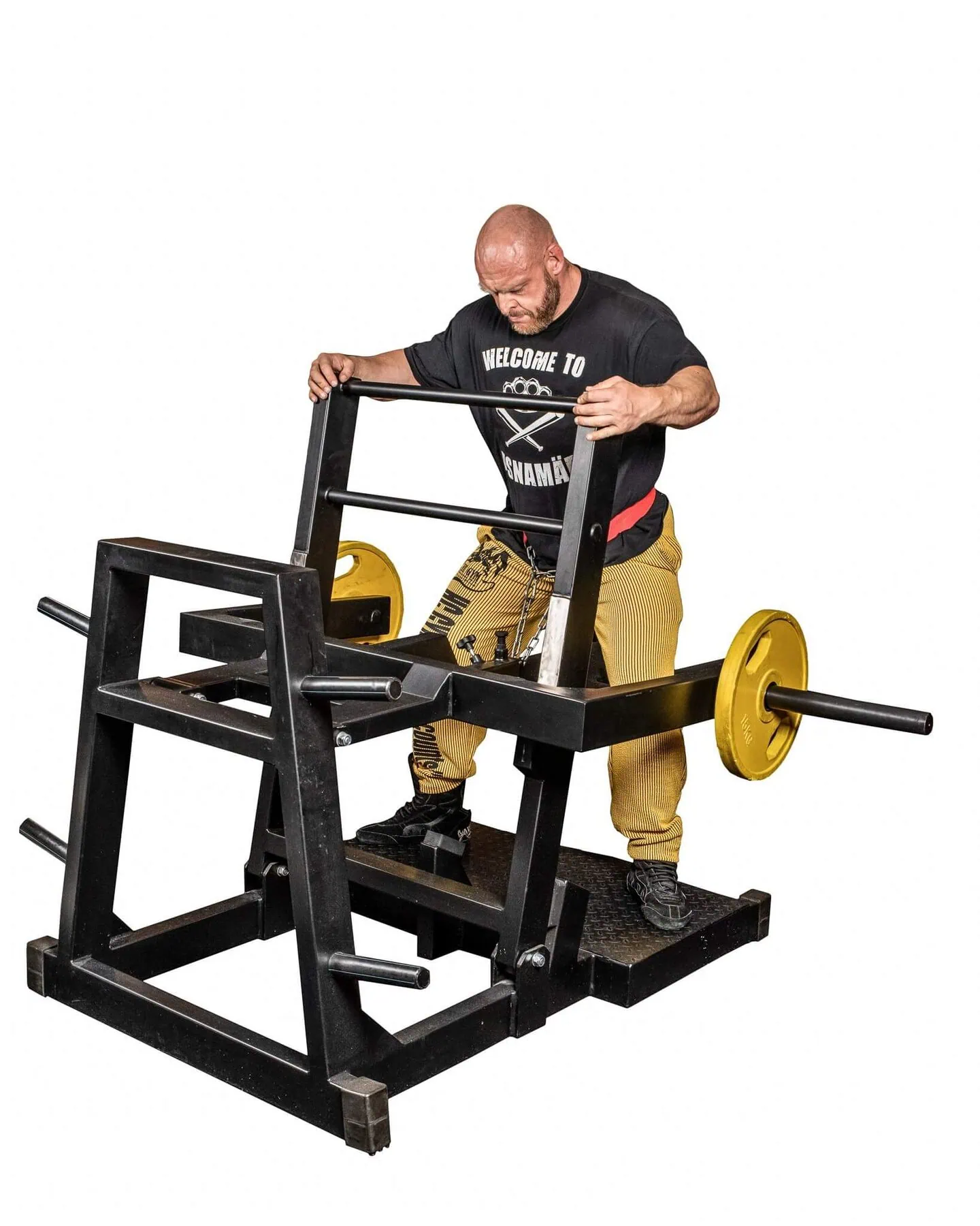 Mies nostaa painoja kuntosalilla.