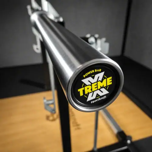 Lähikuva SportKraft Extreme voimanostotangon keltaisesta Extreme Power Bar -päätylogosta