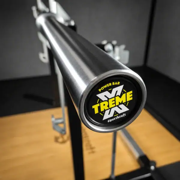 Lähikuva SportKraft Extreme voimanostotangon keltaisesta Extreme Power Bar -päätylogosta
