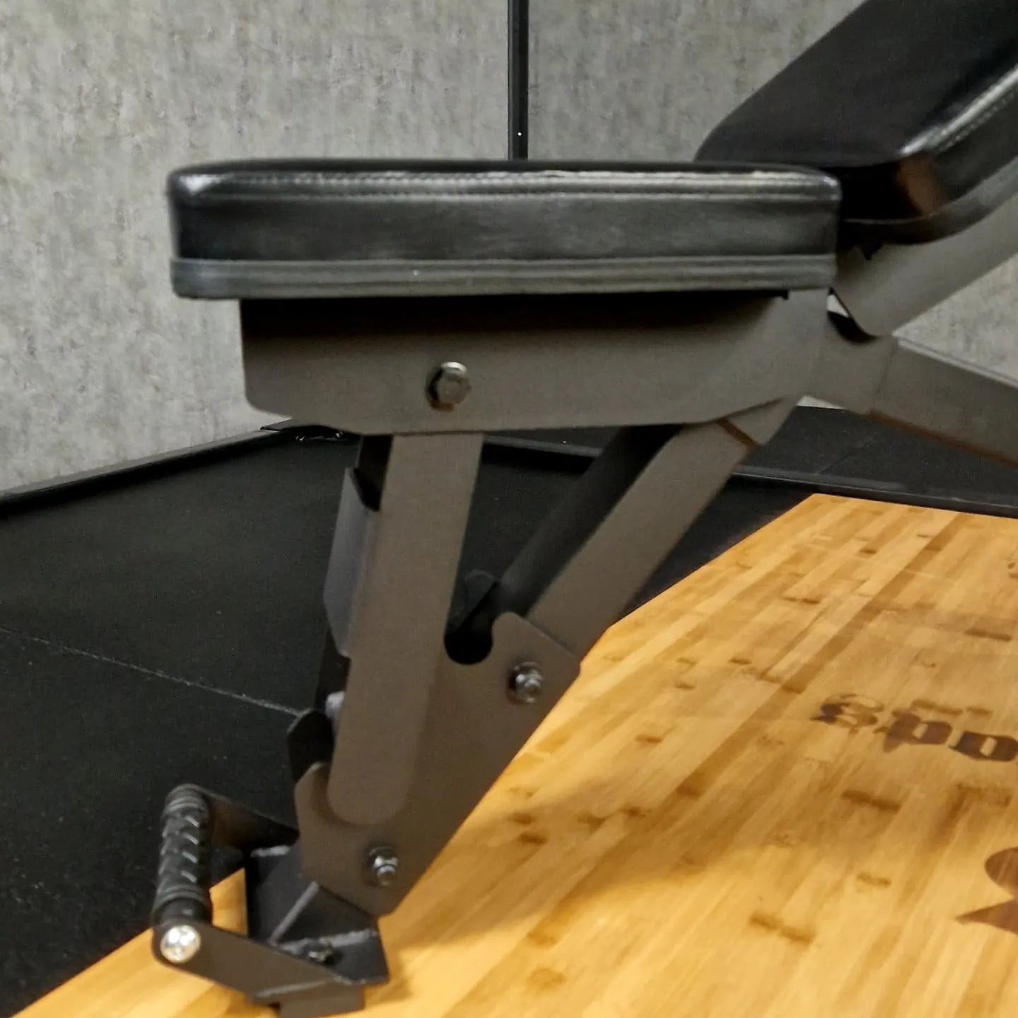 Säädettävä penkki kuntosalille