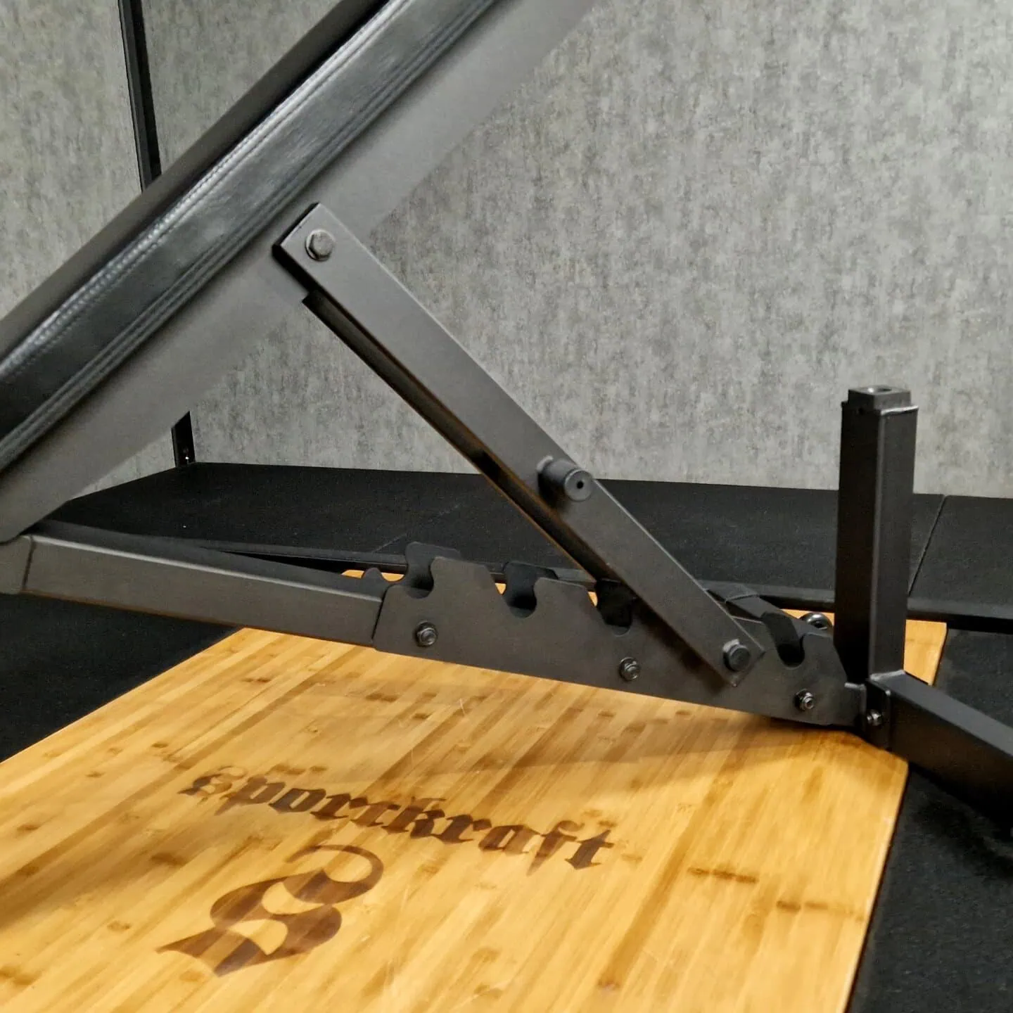 Säädettävä penkki kuntosalille.