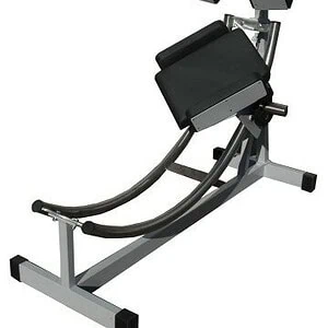 Säädettävä harmaa kuntopenkki vatsalihas- ja rintatreeniin, tukeva metallirunko ja pehmustetut tuet.