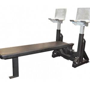 Säädettävä penkkipunnerruspenkki mustalla pehmusteella ja tukevilla metallisilla tangonpidikkeillä.