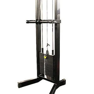 Kuntosalin kaapelilaite säädettävillä painoilla monipuoliseen voimaharjoitteluun ja lihaskunnon kehittämiseen.