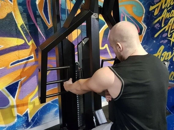 Monipuolinen musta kaapelilaite voimaharjoitteluun ja koko kehon lihastreeniin kuntosalilla.