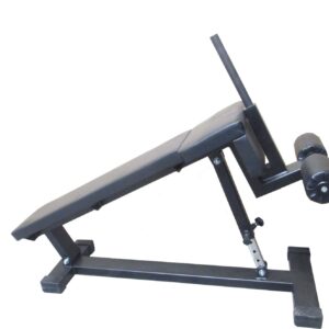 Säädettävä musta vatsapenkki ja jalkatuki tehokkaaseen core- ja jalkatreeniin.