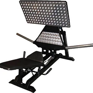 Säädettävä musta kuntosalipenkki ja tukeva voimaharjoitteluteline lihasvoimaharjoitteluun.