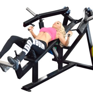 Nainen tekee jalkaprässiä kuntosalilla värikkäillä painoilla, korostaen voimaa ja keskittymistä.